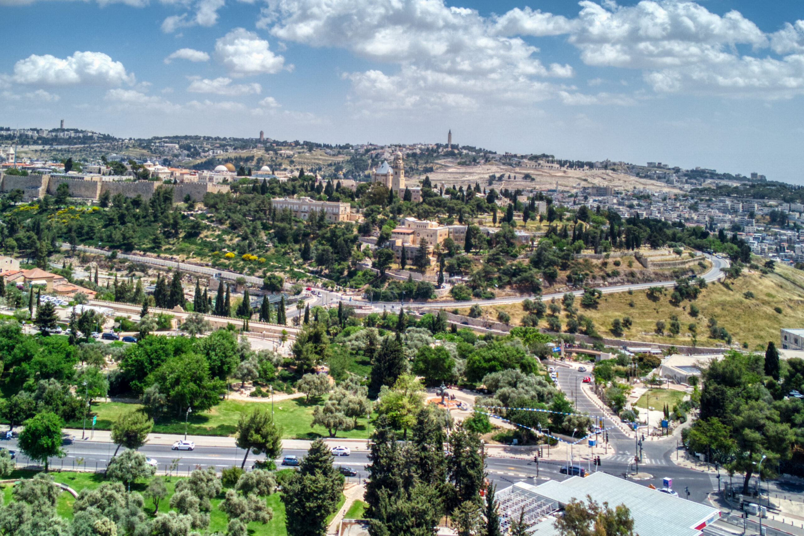 הר ציון שבתמונה, הוא חלק בלתי נפרד מן העיר העתיקה. על פי חלק ממסורות שלוש הדתות, אחד המבנים על ההר, הוא מקום קבורתו של דוד המלך