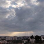 ירושלים, שמיים עם קרני שמש שחוצים את העננים
